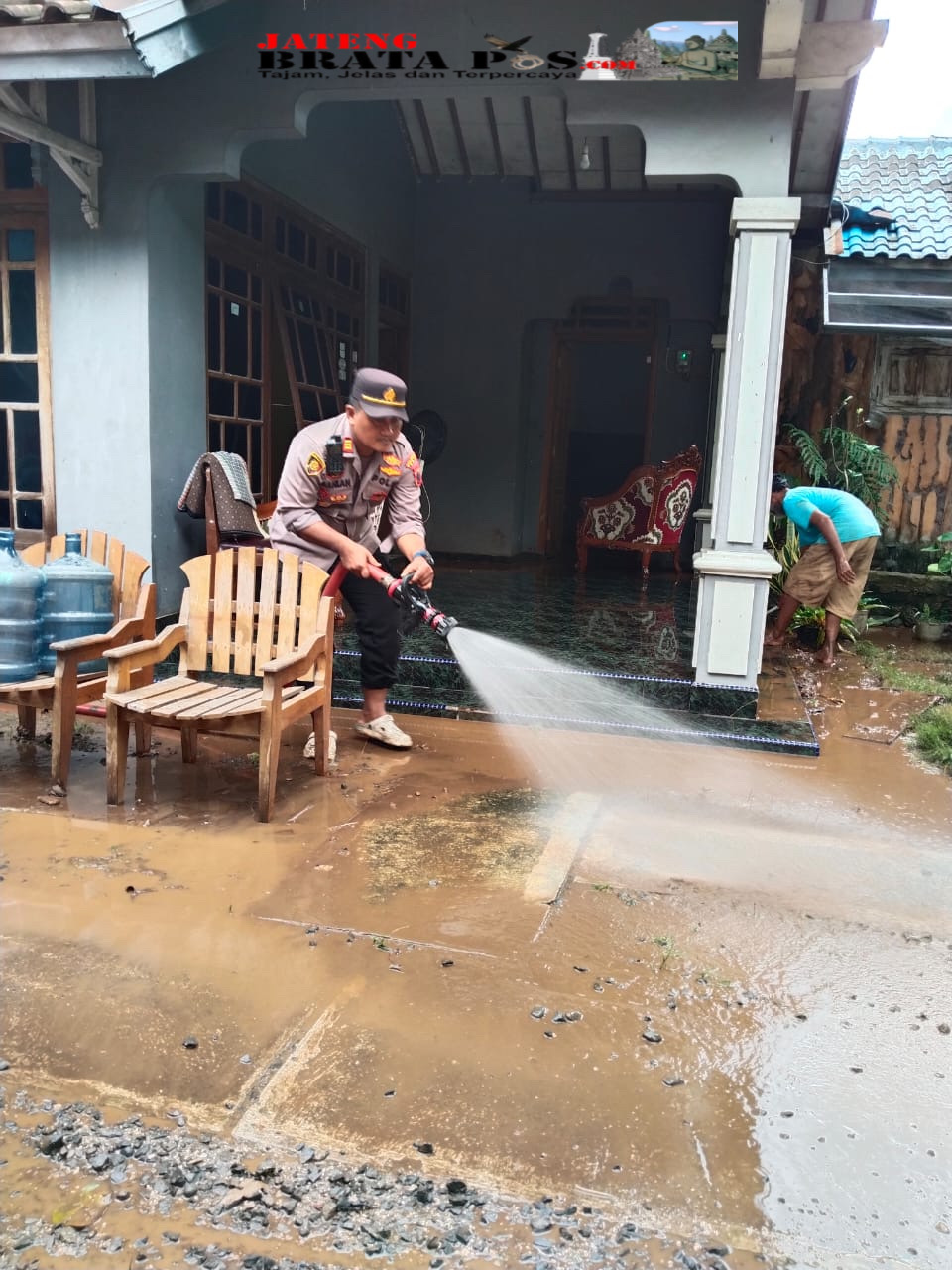 Bersihkan Lumpur Pasca Banjir, Kapolsek Sukolilo Ajak Warga Gotong Royong